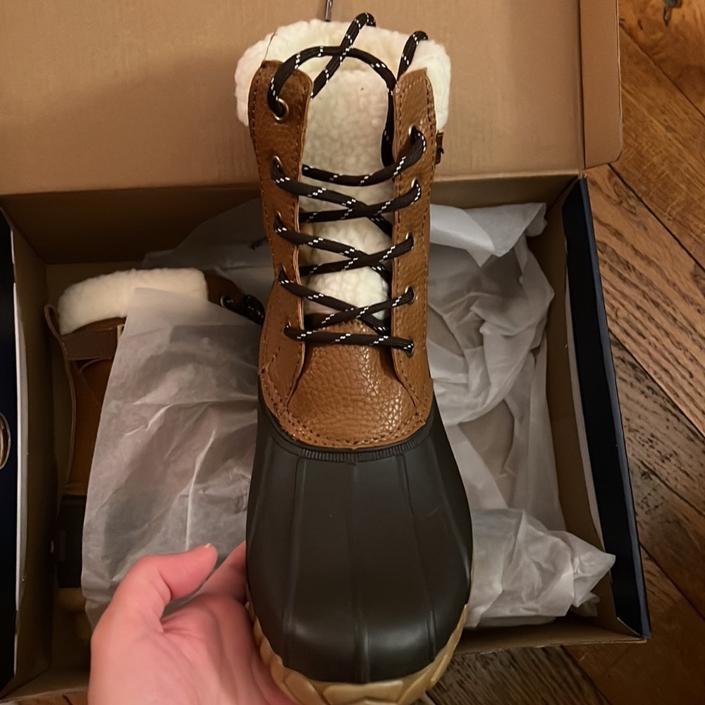 Izod snow duck boots with warm lining inside and buckle on side.